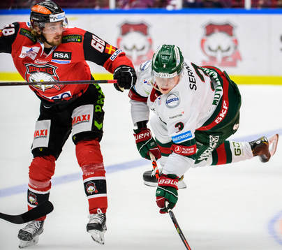 Malmö Redhawks Adam Brodecki tacklar Frölundas Jacob