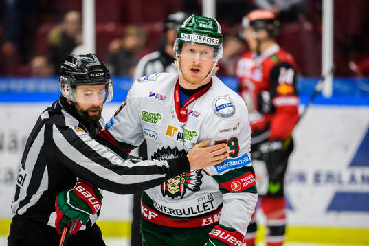Frölundas Simon Hjalmarsson plockas undan av domaren