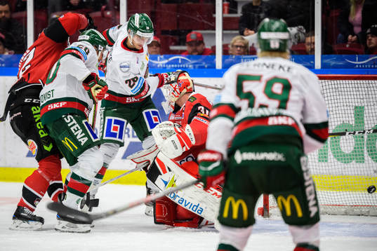 Frölundas Johan Sundström gör 0-1 målet bakom Malmö