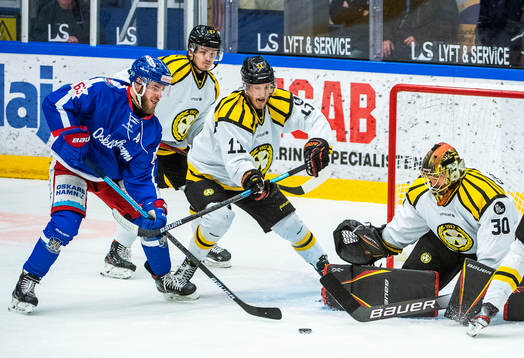 Oskarshamns Robin Söderqvist och Brynäs målvakt Joacim