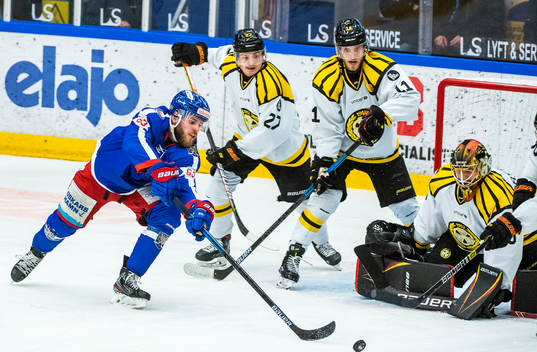 Oskarshamns Robin Söderqvist och Brynäs målvakt Joacim