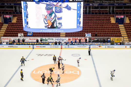 Tomma läktare inna nedsläpp