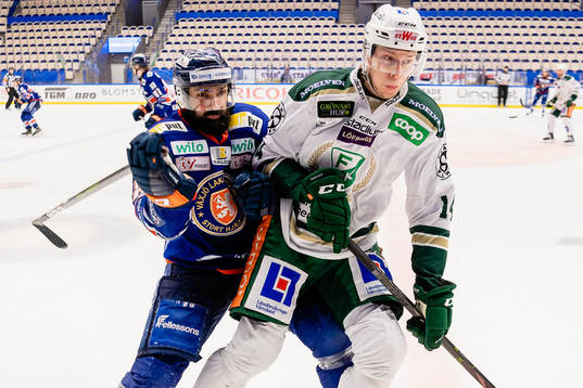 Växjös Daniel Rahimi tacklar Färjestads Victor Ejdsell