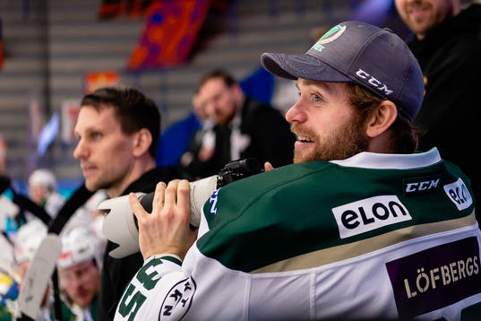 Färjestads målvakt Markus Svensson lånar en kamera och