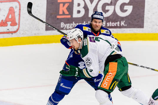 Växjös Ilari Melart  i kamp ed Färjestads Johan Ivarsson