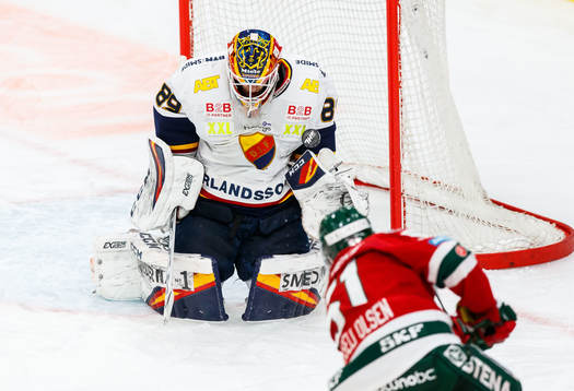 Djurgårdens målvakt Niklas Svedberg räddar ett skott