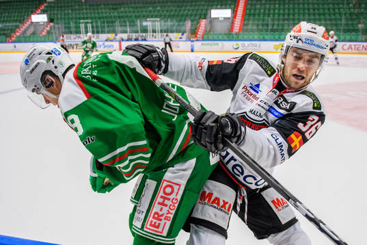 Malmö Redhawks Matias Myttynen tacklar Rögles Samuel