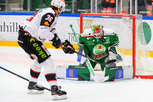 Rögles målvakt Roman Will räddar ett skott från Malmö