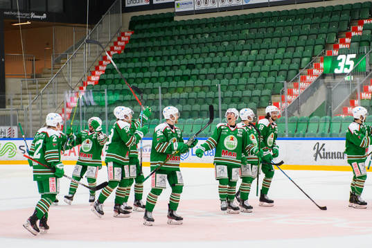 Rögles Daniel Bertov (m) jublar