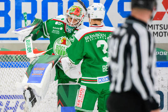 Rögles målvakt Roman Will jublar