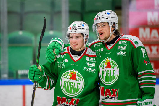 Rögles Nils Höglander och Dominik Bokk jublar