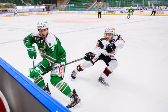 Rögles Kodie Curran och Malmö Redhawks Johan Olofsson