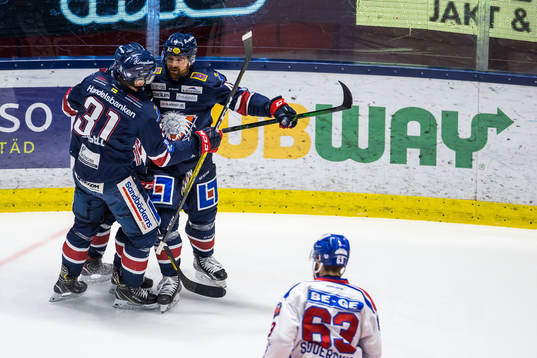 Linköpings Nichlas Hardt jublar med lagkamrater