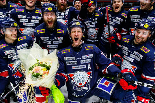 Linköpings Sebastian Karlsson jublar med lagkamrater