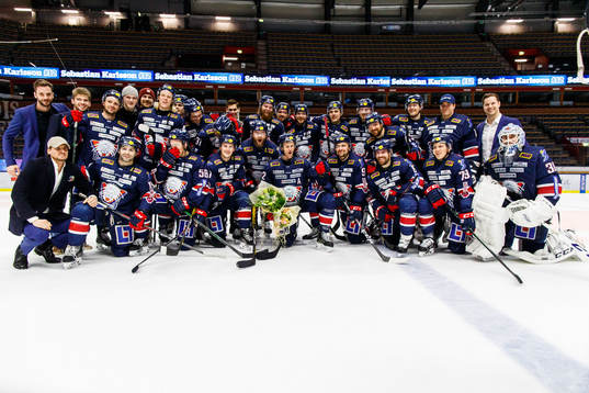 Linköpings Sebastian Karlsson jublar med lagkamrater