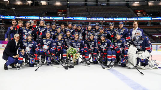 Linköpings spelare med Sebastian Karlsson i mitten