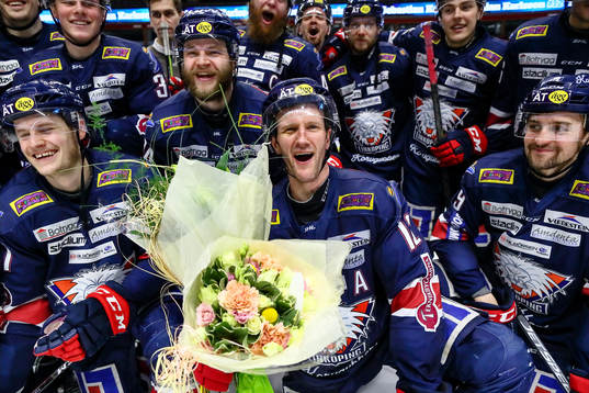 Sebastian Karlsson jublar