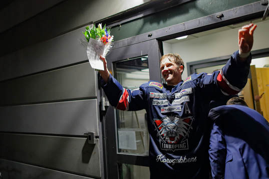 Linköpings Sebastian Karlsson tackas av supporters