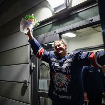 Linköpings Sebastian Karlsson tackas av supporters