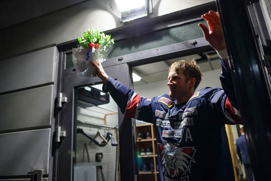 Linköpings Sebastian Karlsson tackas av supporters