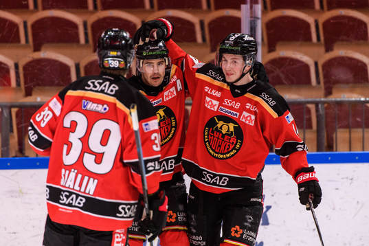 Luleås Karl Fabricius jublar med lagkamrater