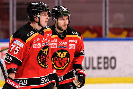 Luleås Arttu Ilomäki och Konstantin Komarek jublar