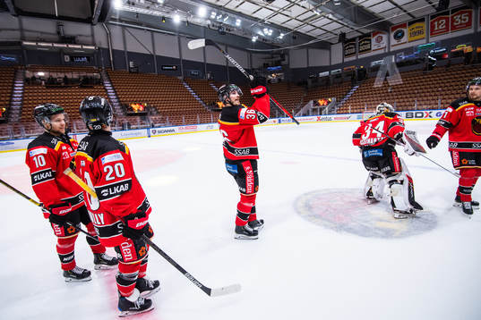 Luleås Emil Larsson jublar med lagkamrater