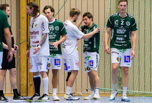 Redbergslids Oliver Wigmark tittar till Varbergs Jacob