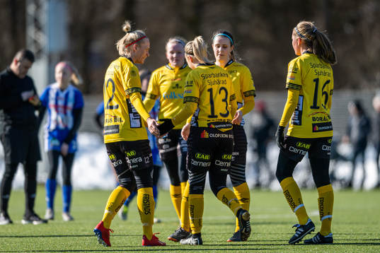 Elfsborgs Evelina Brink kramas om av lagkamraterna efter 5-0