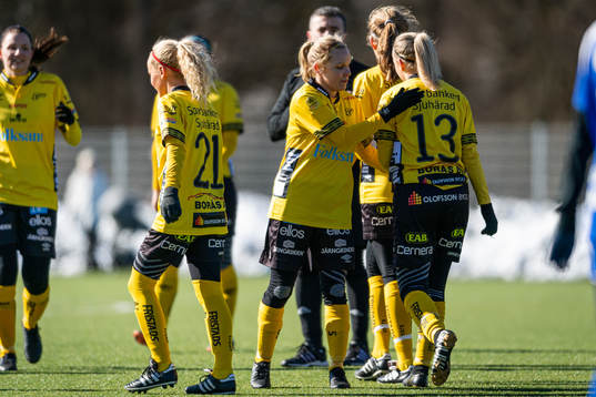 Elfsborgs Evelina Brink klappas om av lagkamraterna efter att gjort 6-0