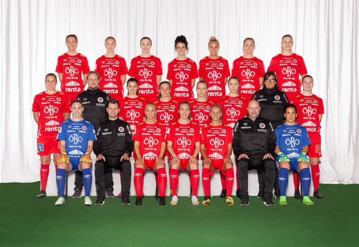  Freja Olofsson, Emma Östlund, Maja Regnås, Cali Farquharson, Sara Lilja-Vidlund, Karin Lundin, Frida Skoglund. Mittenledet från vänster: Elli Pikkujämsä, målvaktstränare Simon Johansson, Emilia Pelgander, Heidi Kollanen, Nathalie Hoff-Persson, Cajsa Åkerberg, lagledare Tina Sik, Ida Adamsson. Sittande från vänster: Moa Öhman, tränare Stefan Ärnsved, Elin Bengtsson, Frida Adamsson, Nellie Lilja, tränare Martin Skogman, Mimmi Paulsson-Febo. Editors note: Bilden är retuscherad.