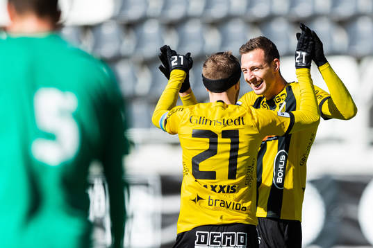 Häckens Gustaf Nilsson jublar med Rasmus Lindgren efter att han gjort 1-0