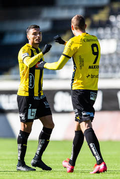 Häckens Ahmed Yasin jublar med Adam Andersson