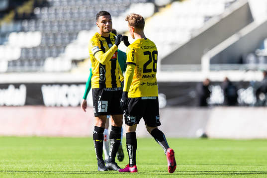 Häckens Ahmed Yasin jublar med Adam Andersson