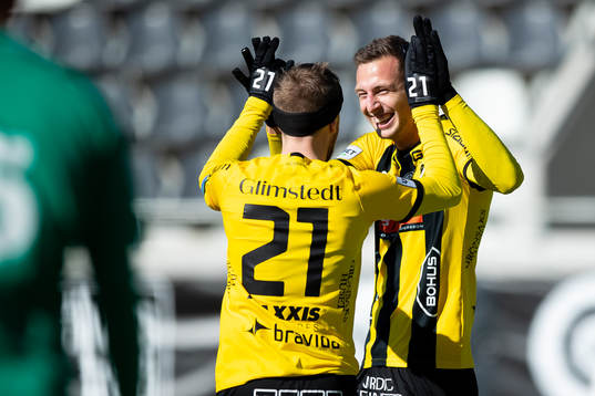 Häckens Gustaf Nilsson jublar ihop med Rasmus Lindgren efter 1-0