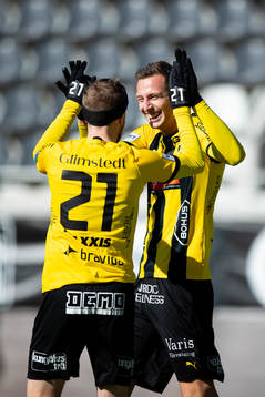 Häckens Gustaf Nilsson jublar ihop med Rasmus Lindgren efter 1-0