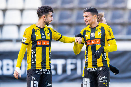Häckens Daleho Irandust jublar med Ahmed Yasin efter att han gjort 6-1
