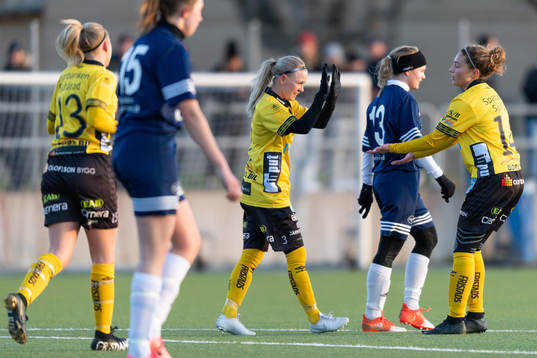 Elfsborgs Sara Jardving jublar med Donika Shala efter 0-2
