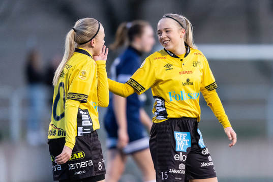 Elfsborgs Evelina Brink och Mathilda Ståhlbom Karlsson jublar efter 0-6