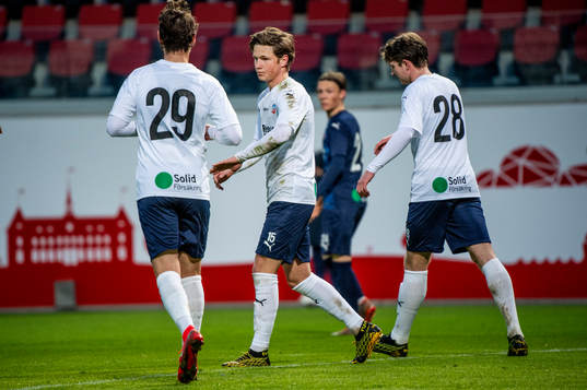 Max Svensson jublar efter 1-0 tillsammans med Alex Timossi och Ludvig Carlius