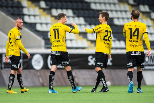 Häckens Viktor Lundberg jublar med Tobias Carlsson efter att han gjort 5-1