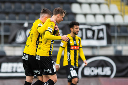Häckens Patrik Wålemark jublar med Viktor Lundberg som gjort 5-1