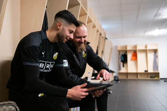 Häckens Kevin Yakob och fystränare Nicklas Möller tittar