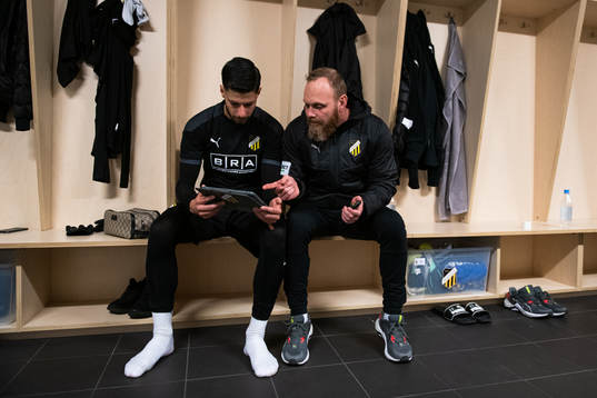 Häckens Kevin Yakob och fystränare Nicklas Möller tittar