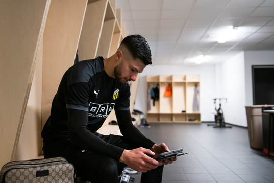 Häckens Kevin Yakob tittar på en ipad i omklädningsrummet