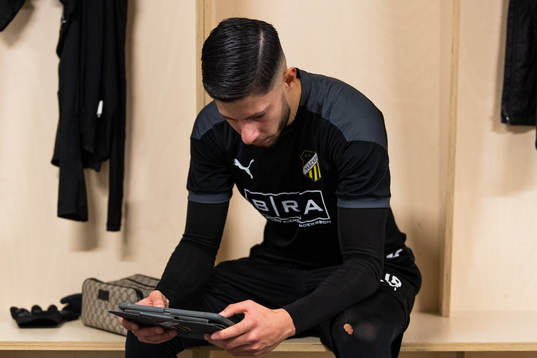 Häckens Kevin Yakob tittar på en ipad i omklädningsrummet