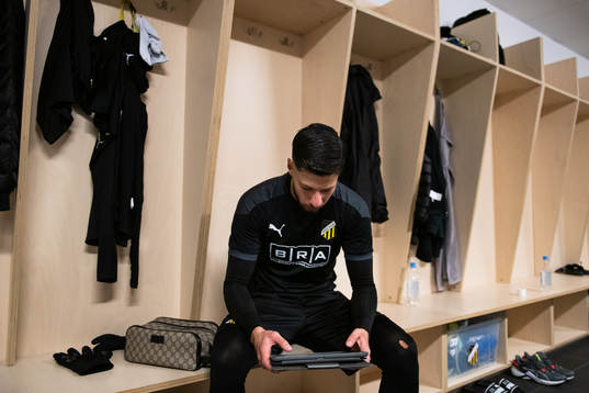 Häckens Kevin Yakob tittar på en ipad i omklädningsrummet