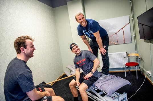 Pathrik Westerholm och fystränare Freddie Sjögren. I