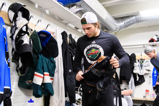 Kevin Fiala, Minnesota Wild, i omklädningsrummet innan en