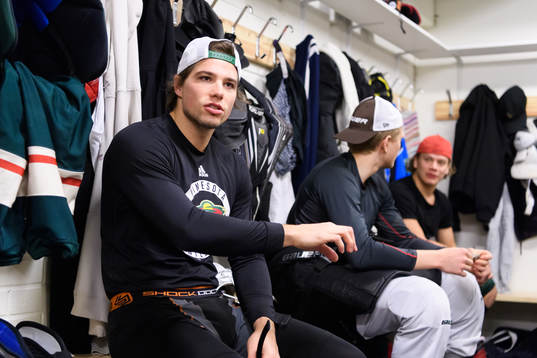 Kevin Fiala, Minnesota Wild, i omklädningsrummet innan en